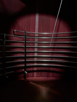 Photographie d'art de Nicolas Claris — Rouge — barre, bois, cuve