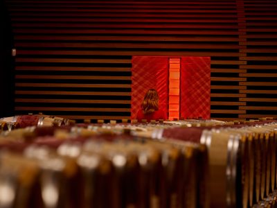 Photographie d'art de Nicolas Claris — Rouge — barrique, bois, cave