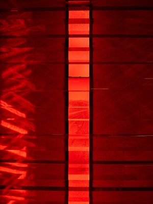 Photographie d'art de Nicolas Claris — Rouge — château angélus, fenêtre, lamelles