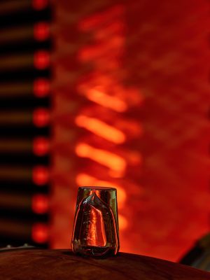 Photographie d'art de Nicolas Claris — Rouge — barrique, bois, bonde en verre