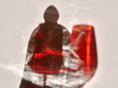 Photographie d'art de Nicolas Claris — Rouge — blanc, cloche en verre, lumière