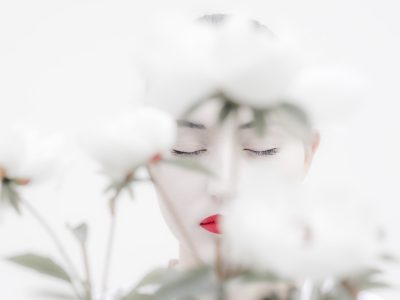 Photographie d'art de Nicolas Claris — Un Peu De Rouge Pourtant — blanc, femme, feuille