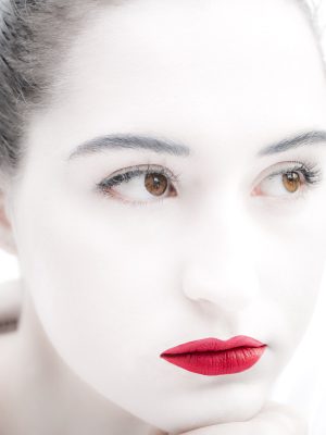 Photographie d'art de Nicolas Claris — Un Peu De Rouge Pourtant — femme, visage, portrait