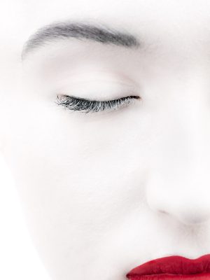 Photographie d'art de Nicolas Claris — Un Peu De Rouge Pourtant — blanc, cils, haïku
