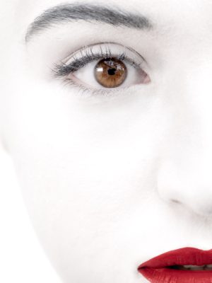 Photographie d'art de Nicolas Claris — Un Peu De Rouge Pourtant — blanc, cils, haïku