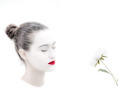 Photographie d'art de Nicolas Claris — Un Peu De Rouge Pourtant — femme, visage, fleur