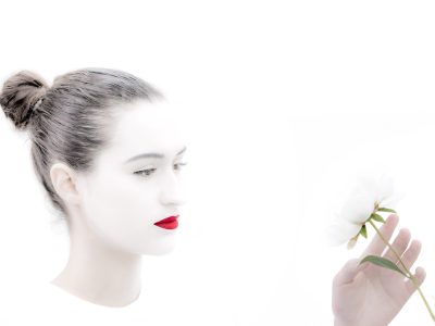 Photographie d'art de Nicolas Claris — Un Peu De Rouge Pourtant — femme, visage, fleur