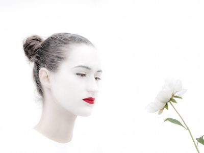 Photographie d'art de Nicolas Claris — Un Peu De Rouge Pourtant — femme, visage, fleur