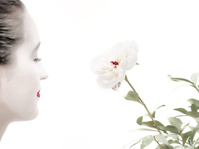 Photographie d'art de Nicolas Claris — Un Peu De Rouge Pourtant — femme, fleur, profil
