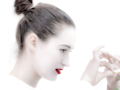 Photographie d'art de Nicolas Claris — Un Peu De Rouge Pourtant — femme, profil, chignon