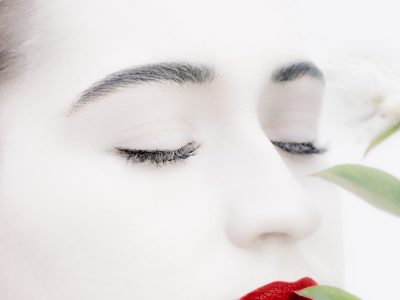 Photographie d'art de Nicolas Claris — Un Peu De Rouge Pourtant — blanc, cils, femme